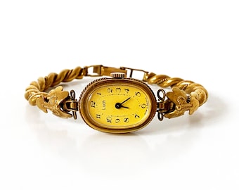 Gold vintage women's watch. Dainty gold watch. Cocktail watch woman. Solid bracelet watch. Christmas gift. Small gold vintage wristwatch