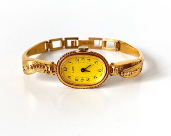 Gold vintage women's watch. Dainty gold watch. Cocktail watch. Solid lace bracelet watch. Christmas gift. Small gold vintage wristwatch