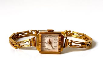 Beautiful classic gold vintage women's watch. Dainty gold watch. Small ladies watch. Petite watch. Mother's gift. Gift her. Engraved watch