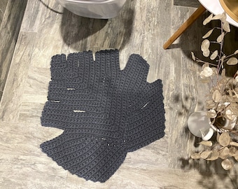 Tapis de salle de bain fait à la main unique, tapis de feuille de Monstera, tapis de bain gris fait à la main, tapis de chevet, tapis de chevet au crochet, cadeau de pendaison de crémaillère première maison