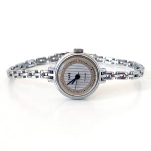 Silver vintage watch for women. Small ladies wrist watch. Dainty vintage watch. Old antique ladies watch. Small wrist watch.