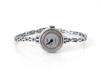 Silver vintage watch for women. Small ladies wrist watch. Dainty vintage watch. Old antique ladies watch. Small wrist watch.