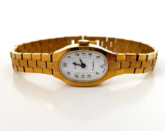 Beautiful classic gold vintage women's watch. Dainty gold watch. Small ladies watch. Petite watch. Mother's gift. Gift her. Engraved watch