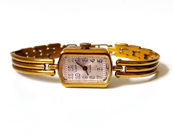 Beautiful golden vintage women's watch. Dainty vintage watch. Ladies gold wristwatch. Small face timeless watch. Small gold watch