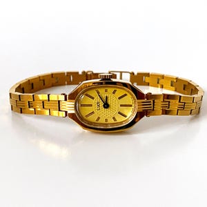 Dainty gold watch. Delicate woman&#39;s wrist watch. Vintage watches for women&#39;s. Mini wristwatch women&#39;s. Delicate gold vintage women&#39;s watch