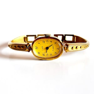Vintage gouden dameshorloges met witte wijzerplaat. Tijdloze elegantie. Retro-chic. Tijdloze charmevrouwen. Horloges voor dames. Vintage dameshorloge