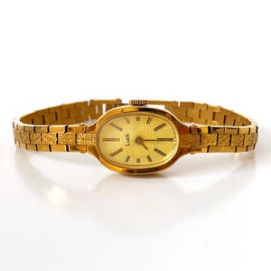 Beautiful classic gold vintage women's watch. Dainty gold watch. Small ladies watch. Petite watch. Mother's gift. Gift her. Engraved watch