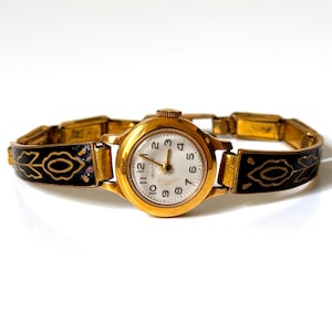 Beautiful golden vintage women&#39;s watch. Dainty vintage watch. Ladies gold wristwatch. Small face timeless watch. Small gold watch