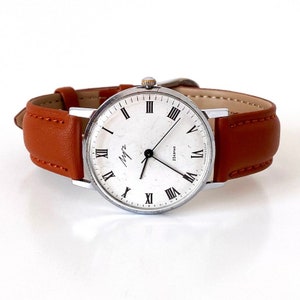 Unisex classic vintage unisex wristwatch. Mechanical Men&#39;s leather watches.  Men&#39;s wristwatches. Men&#39;s vintage watches. Men&#39;s dress watches
