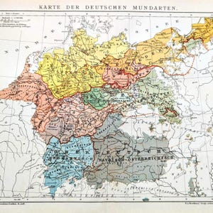 Può includere: Mappa antica intitolata "KARTE DER DEUTSCHEN MUNDARTEN" che mostra i dialetti tedeschi. La mappa presenta un'illustrazione dettagliata e colorata della regione, con varie aree evidenziate in tonalità di giallo, verde, blu e rosa. La mappa include testo in tedesco.