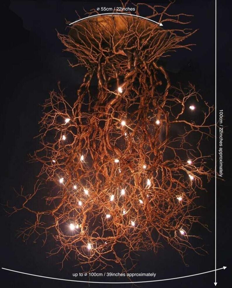 Pu&ograve; includere: Un grande lampadario intrecciato in modo intricato fatto di rami naturali con luci bianche calde. Il lampadario misura fino a 100 cm di diametro e 55 cm di altezza.