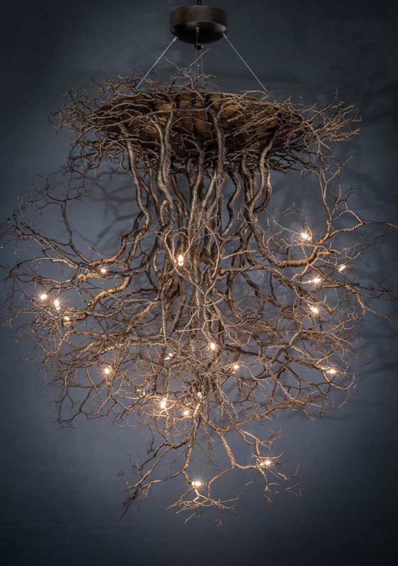 Pu&ograve; includere: Un lampadario unico realizzato con rami intrecciati e luci bianche calde. Il lampadario ha un aspetto rustico e naturale e sarebbe un pezzo di design in qualsiasi stanza.