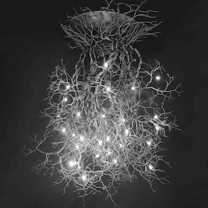 Pu&ograve; includere: Un'immagine in bianco e nero di un lampadario unico fatto di rami con piccole luci bianche. Il lampadario &egrave; appeso al soffitto ed &egrave; circondato da uno sfondo scuro.
