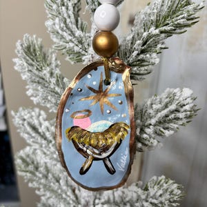 Ornamento della Natività in conchiglia di ostrica azzurra dipinta a mano