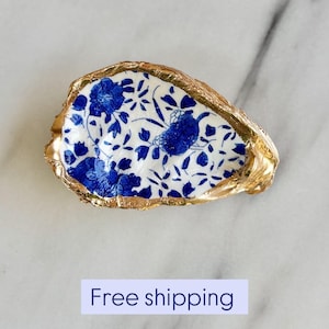 Blue & white oyster shell ring dish | Jewelry dish | Bridesmaid gift | Beach themed wedding favor | Handmade | Something blue | SHIPS FREE