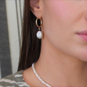 Barocke Perlen Ohrringe / Huggie Ohrringe Perlen Huggie Ohrringe Gold Ohrringe Zierliche Perlen Hoops Ohrringe, Sommer Ohrring Bild 8