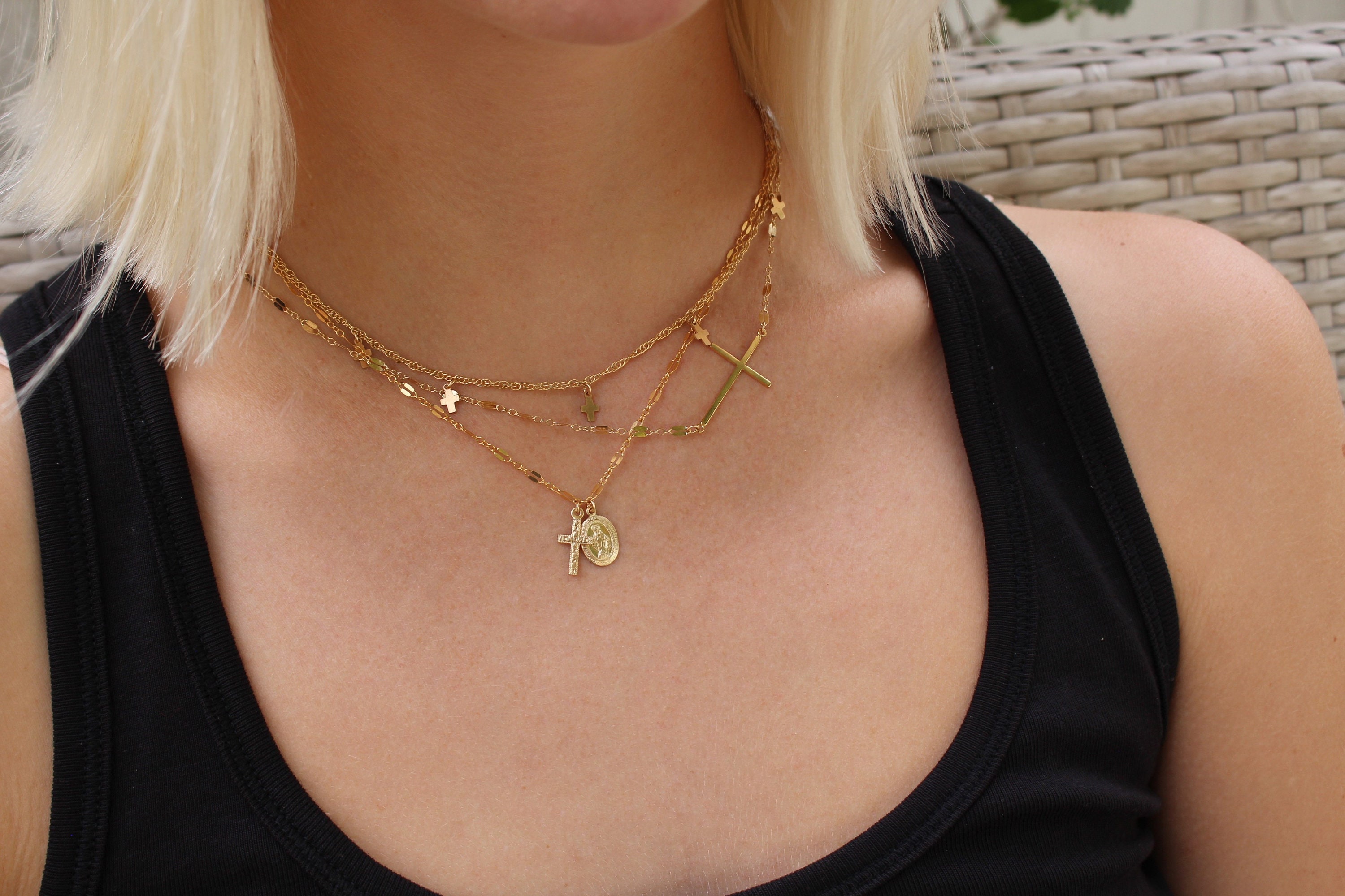 ネックレス・ペンダント [TOMMASSINI] TINY CROSS AND CHARM NECKLACE Tommassini Jewelry Tiny Cross ネックレス