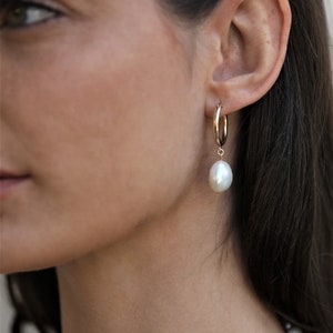 Barocke Perlen Ohrringe / Huggie Ohrringe Perlen Huggie Ohrringe Gold Ohrringe Zierliche Perlen Hoops Ohrringe, Sommer Ohrring Bild 2