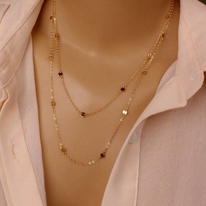 Collar de disco chapado en oro: delicadas joyas en capas