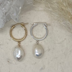 Barocke Perlen Ohrringe / Huggie Ohrringe Perlen Huggie Ohrringe Gold Ohrringe Zierliche Perlen Hoops Ohrringe, Sommer Ohrring Bild 7