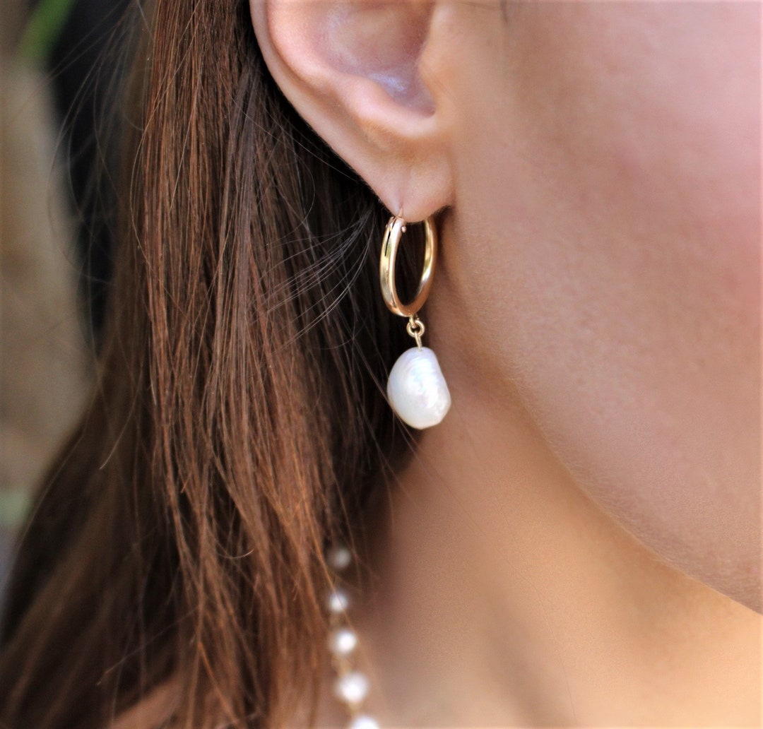 [ILYAND] 韓国ブランド☆10K GOLD☆Baroque Pearl Hoop Earrings Baroque Pearl Hoops Earrings / Pearl Huggie Earrings * Pearl
