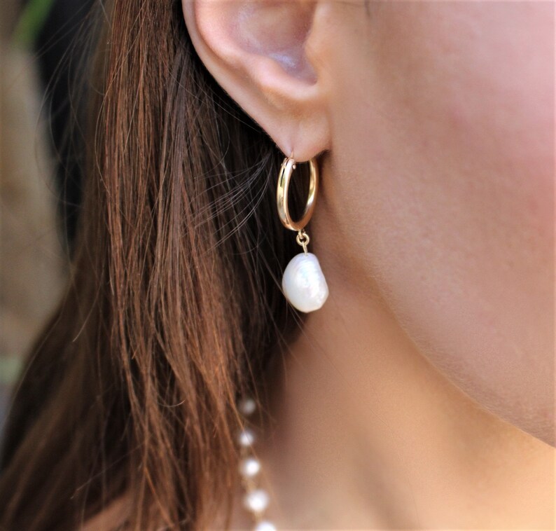 Barocke Perlen Ohrringe / Huggie Ohrringe Perlen Huggie Ohrringe Gold Ohrringe Zierliche Perlen Hoops Ohrringe, Sommer Ohrring Bild 1