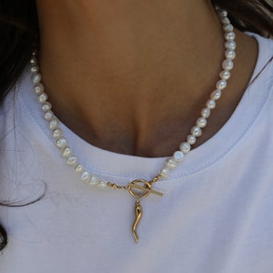 Toggle Pearl Necklace, Horn Charm Pearl Necklace, Gold Pearl Necklace, Gold Toggle Charm Necklace, Cornetto Cornicello Charm, Protection