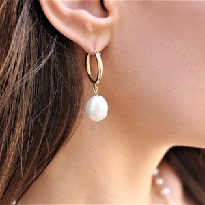Barocke Perlen Ohrringe / Huggie Ohrringe Perlen Huggie Ohrringe Gold Ohrringe Zierliche Perlen Hoops Ohrringe, Sommer Ohrring Bild 5