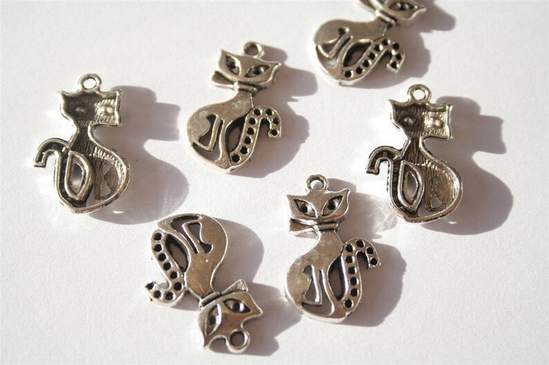 6 charms in antique silver cat. ref:2496 .