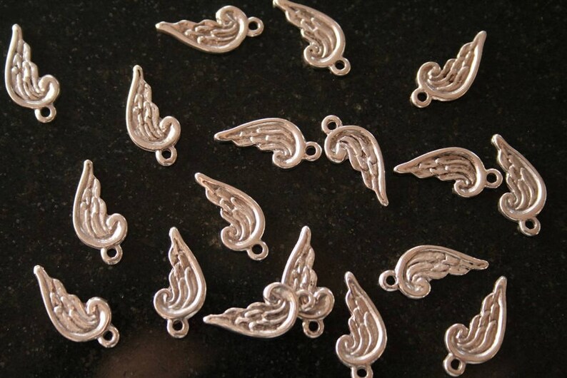 40 wing in antique silver charms. ref:2432 .