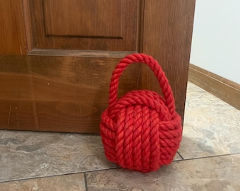 Handmade Red Cotton Rope Doorstop – Nautical Monkey Fist Knot Decor - Doorstop - Tying the knot - knots