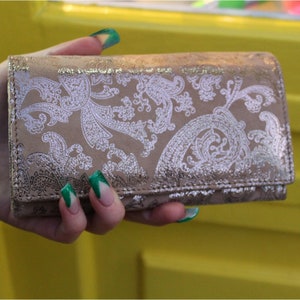 Cartera de varios compartimentos Madamzel Cachemira brillante plateada sobre suave piel color canela