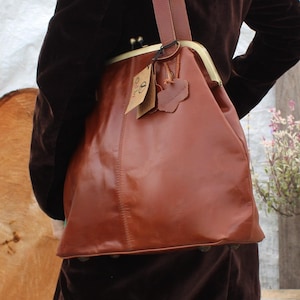 Bolso grande con clip, bolso sencillo con cierre de beso, bolso de mano color tostado con clip superior, bolso extra grande de piel color tostado, compartimentos interiores, correa de hombro extra larga, Maya exlge