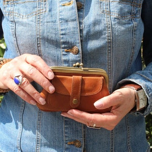 Little tan clip purse with bottom zip, Double clasp purse tan leather, Front pocket, Coin purse tan, Cute Amy purse, Clip lock coin purse