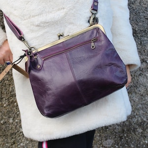 Cross Body und Schulter Clip Lock lila Geldbörse, Kiss Clip lila Geldbörse mit langem Riemen, Lila Leder Top Clip Handtasche, verstellbare Layla Spange Tasche