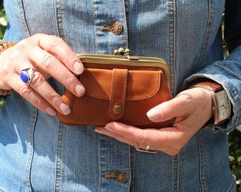 Little tan clip purse with bottom zip, Double clasp purse tan leather, Front pocket, Coin purse tan, Cute Amy purse, Clip lock coin purse