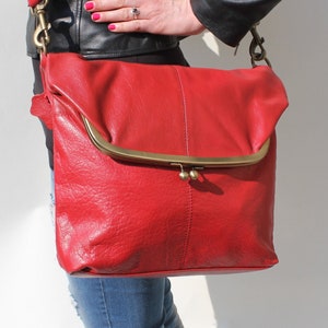 Grand sac Dublin à fermoir clip, Sac en cuir rouge, Fermeture à boucle déployante, Sac à clip, Fermeture éclair à l'avant et à l'arrière, Poches internes, Bandoulière épaisse réglable