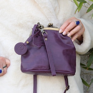 Cliptasche mit Boden, wunderschöne Cliptasche, Clipbörse mit langem Riemen, Clipverschlußtasche mit Handschlaufe, Evanna, Violettes Ledertäschchen