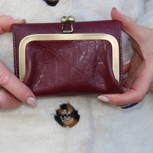 バーガンディレザー 三つ折り キスクリップウォレット、真鍮金具、カードスロット6つ、小銭入れ＆札入れ、「Evanna」