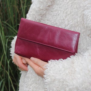 Torebka kopertówka ze skóry w kolorze magenta: portfel z zamkiem błyskawicznym z przodu, telefon i kosmetyki, „Francesca”