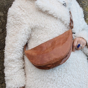 Brązowa skórzana torba typu sling w kształcie półksiężyca: torba typu hobo w stylu boho