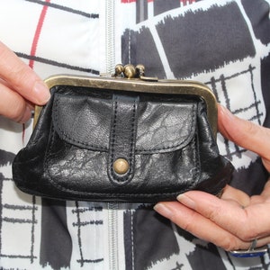 Nette kleine Geldbörse, Amy, Clip Geldbörse, Schwarzes Leder Doppel-Spangen Geldbörse, Unterer Reißverschluss für Karten, Vordere Tasche für Karte, Geldbörse aus schwarzem Leder