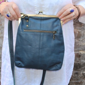 Sac en cuir bleu avec fermoir sur le dessus, Mini Malaga, petit sac à main à cadenas kiss lock, sac à main bleu cobalt, porte-monnaie à clip Kiss, petit sac à cadenas à bille, cuir