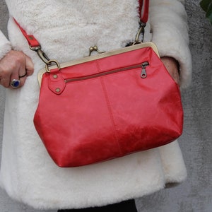 Coral Top Spange Cross Body verstellbar Retro Vintage-Stil Geldbörse, mittelgroß mit Innenfächern, Kiss Lock Handtasche in verblasstem Rot, Layla Tasche