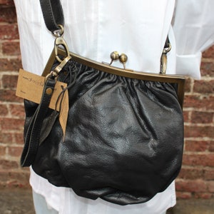 "Schwarze geraffte Ledertasche, Crossbody-Kupplung ""Christina"""