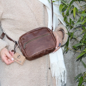 Camera bag dark brown, Vintage style leather, Zipped mini cross body bag, Little camera bag with front zip, Top zip mini purse, Chicago bag