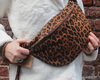 Bum Bag cuero con estampado de leopardo, Riñonera, Bolso de pecho de tamaño extra grande, Riñonera grande con estampado animal, Ranuras y bolsillos interiores para tarjetas de detalle