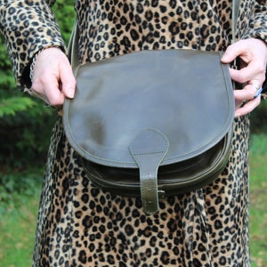 Satteltasche, Mittelgroße bis große Tasche, Isabelle, Olivgrünes robustes Leder, Tasche unter Klappe, Starkes Leder, 3 Innentaschen, Satteltasche grün