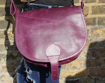 Saddle bag, Purple leather, 70&#39;s style Cross body, Saddle purse retro inspired, Front pocket, Very roomy, Lightweight beautiful leather bag