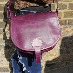 Saddle bag, Purple leather, 70's style Cross body, Saddle purse retro inspired, Front pocket, Very roomy, Lightweight beautiful leather bag